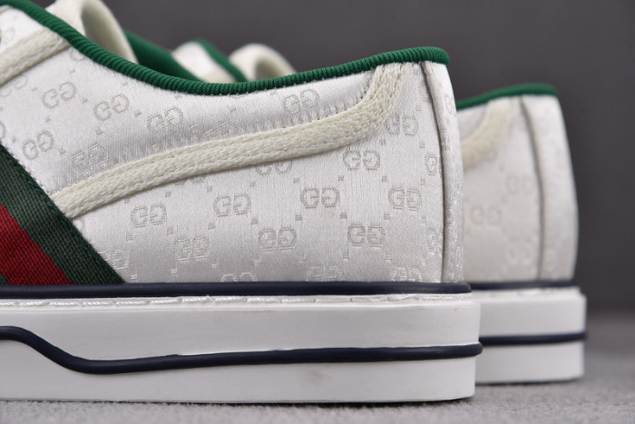 gu low top sneaker